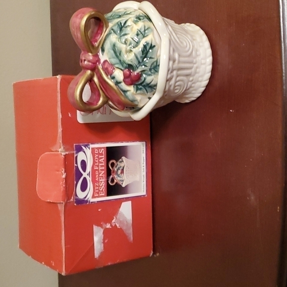 Fitz And Floyd Essentials Salt And Pepper Shakers Holiday Wreath Pattern - Picture 1 of 4